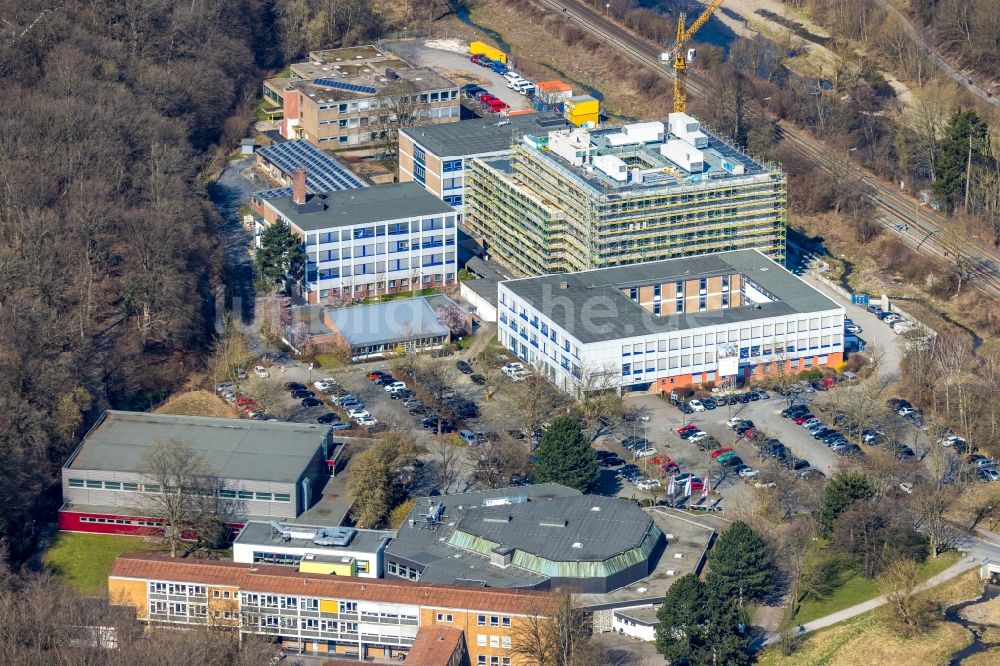 Luftaufnahme Arnsberg - Baustelle zum Neubau des Schulgebäudes Berufskolleg Berliner Platz in Arnsberg im Bundesland Nordrhein-Westfalen, Deutschland