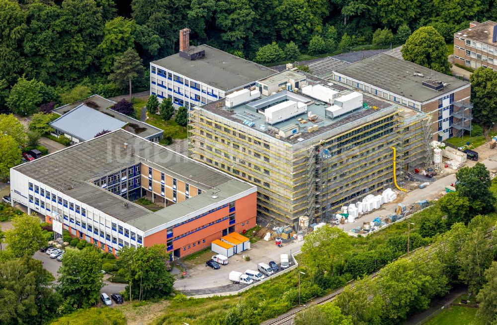 Arnsberg aus der Vogelperspektive: Baustelle zum Neubau des Schulgebäudes Berufskolleg Berliner Platz in Arnsberg im Bundesland Nordrhein-Westfalen, Deutschland