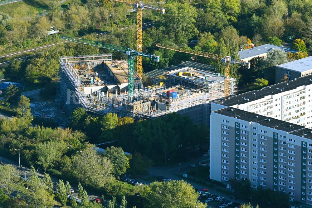 Luftaufnahme Berlin - Baustelle zum Neubau des Schulgebäudes Am Breiten Luch im Ortsteil Hohenschönhausen in Berlin, Deutschland