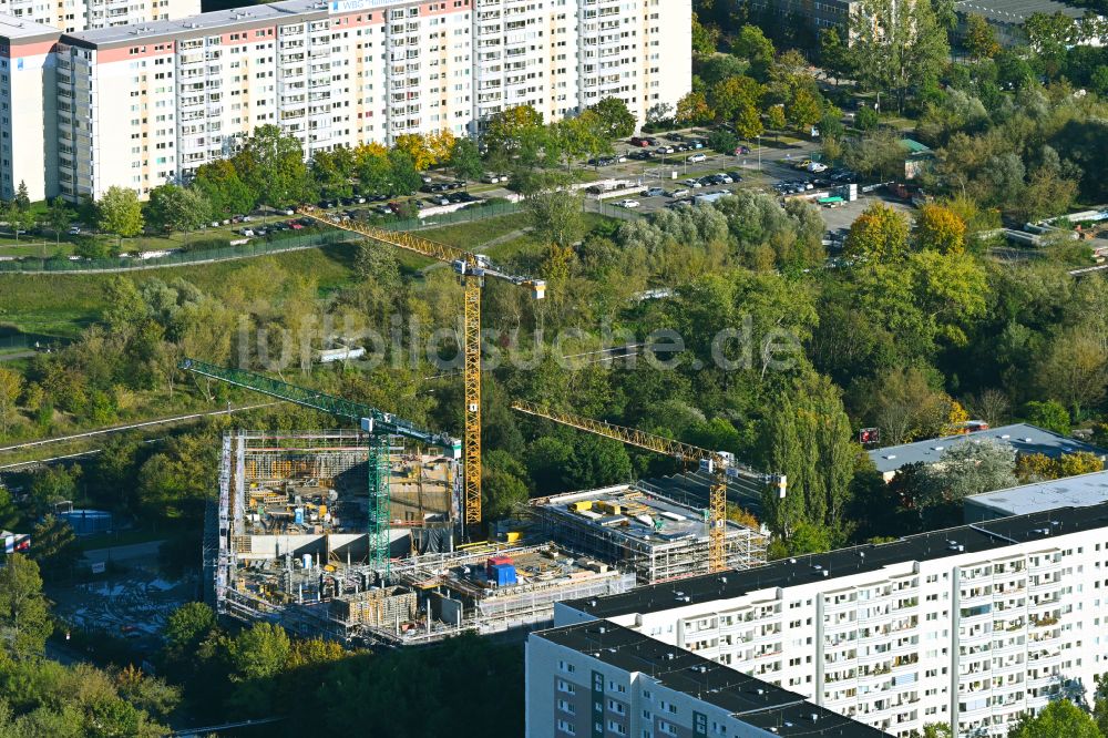 Berlin aus der Vogelperspektive: Baustelle zum Neubau des Schulgebäudes Am Breiten Luch im Ortsteil Hohenschönhausen in Berlin, Deutschland