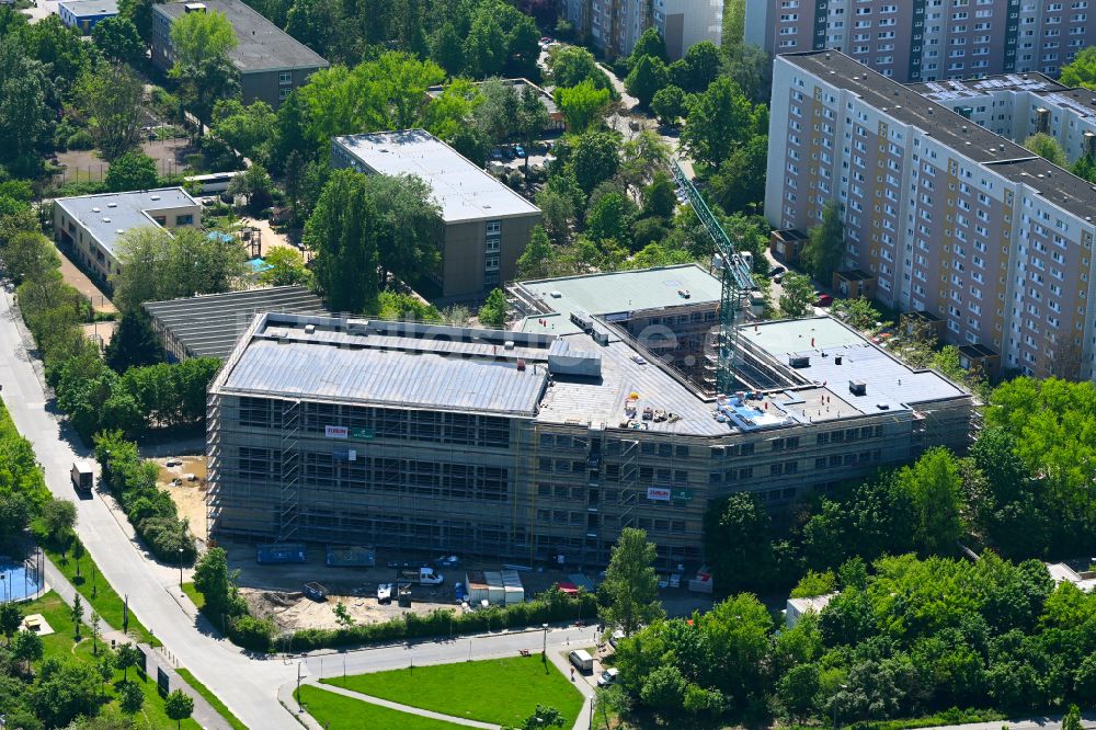 Luftaufnahme Berlin - Baustelle zum Neubau des Schulgebäudes Am Breiten Luch im Ortsteil Hohenschönhausen in Berlin, Deutschland