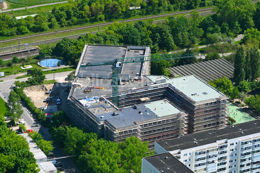 Berlin von oben - Baustelle zum Neubau des Schulgebäudes Am Breiten Luch im Ortsteil Hohenschönhausen in Berlin, Deutschland