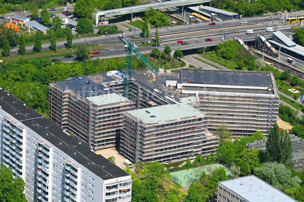 Luftbild Berlin - Baustelle zum Neubau des Schulgebäudes Am Breiten Luch im Ortsteil Hohenschönhausen in Berlin, Deutschland