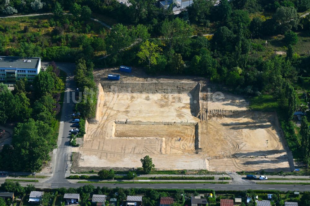 Luftaufnahme Berlin - Baustelle zum Neubau des Schulgebäudes Elsenschule im Ortsteil Mahlsdorf in Berlin, Deutschland