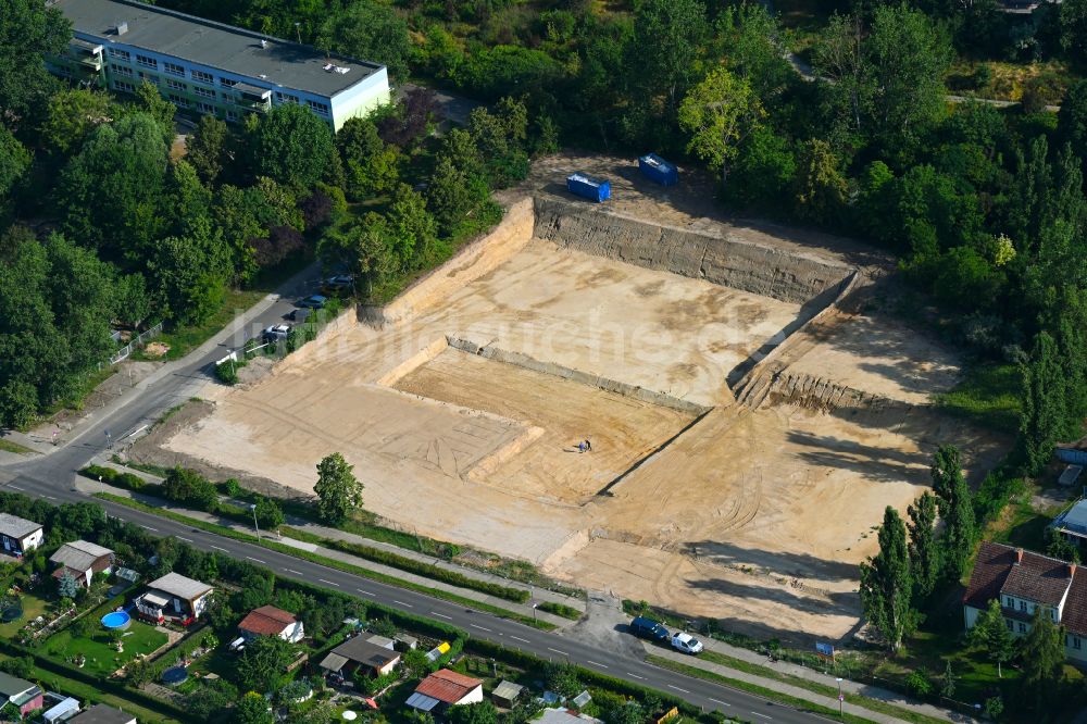 Luftaufnahme Berlin - Baustelle zum Neubau des Schulgebäudes Elsenschule im Ortsteil Mahlsdorf in Berlin, Deutschland