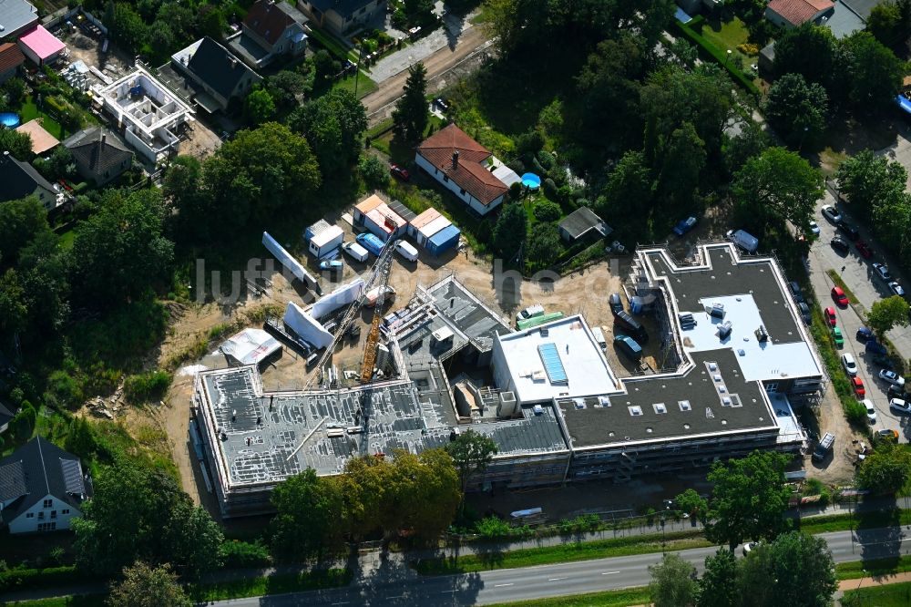 Bernau aus der Vogelperspektive: Baustelle zum Neubau des Schulgebäudes Evangelischen Grundschule in Bernau im Bundesland Brandenburg, Deutschland