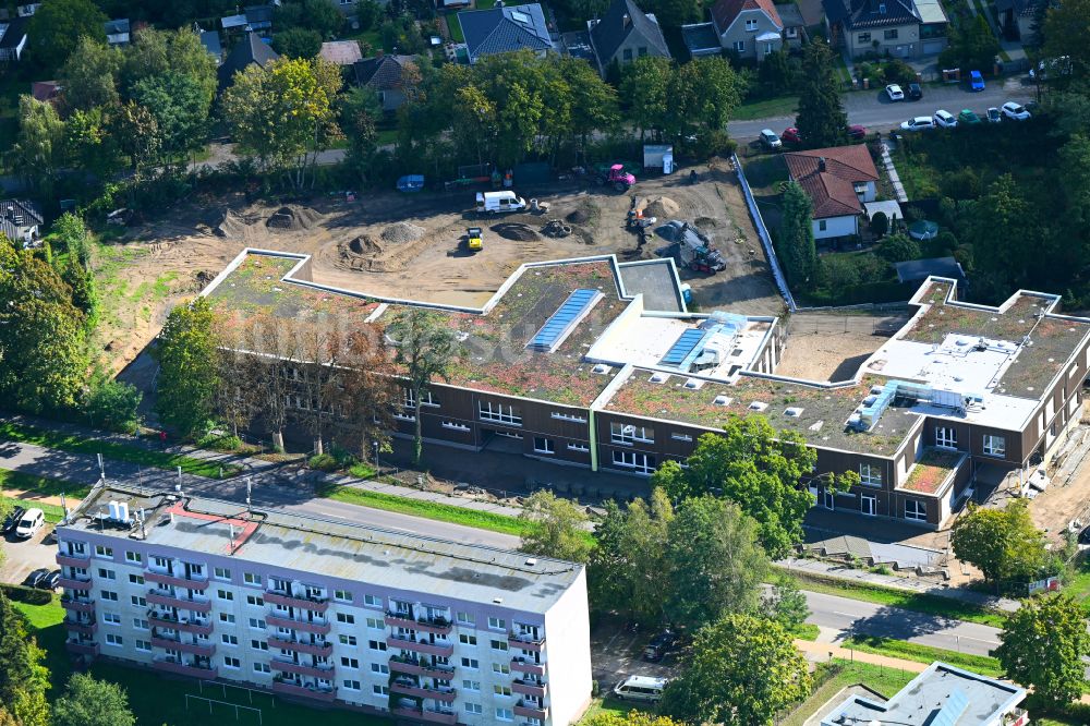 Bernau von oben - Baustelle zum Neubau des Schulgebäudes Evangelischen Grundschule in Bernau im Bundesland Brandenburg, Deutschland