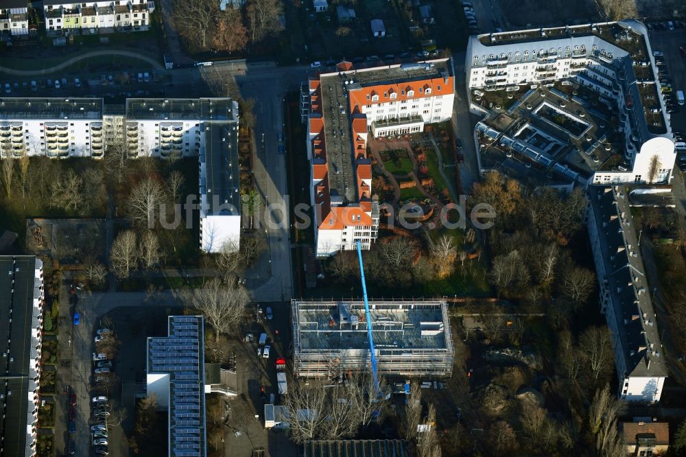 Luftaufnahme Berlin - Baustelle zum Neubau des Schulgebäudes in Form eines Erweiterungsbaus der Grundschule auf dem lichten Berg an der Atzpodienstraße im Ortsteil Lichtenberg in Berlin, Deutschland