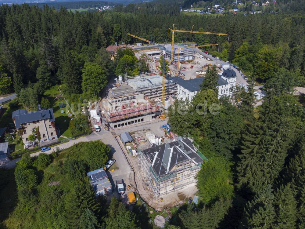 Luftaufnahme Bad Reiboldsgrün - Baustelle zum Neubau des Schulgebäudes Forstschule in Bad Reiboldsgrün im Bundesland Sachsen, Deutschland