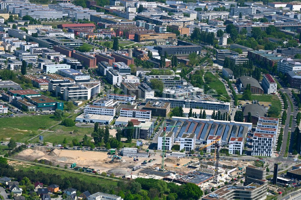 Luftaufnahme Berlin - Baustelle zum Neubau des Schulgebäudes einer Gemeinschaftsschule in Berlin, Deutschland