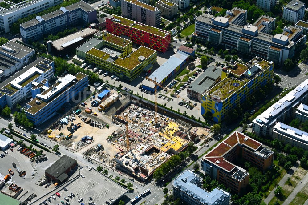 Luftaufnahme München - Baustelle zum Neubau des Schulgebäudes Gmunder Straße - Aidenbachstraße in München im Bundesland Bayern, Deutschland