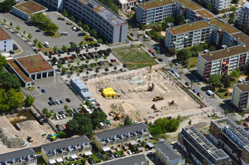 Luftbild Berlin - Baustelle zum Neubau des Schulgebäudes - Grundschule im Ortsteil Hohenschönhausen in Berlin, Deutschland