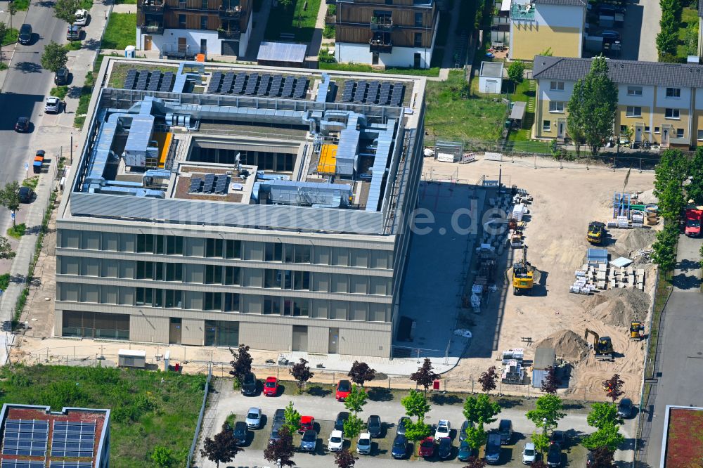 Luftaufnahme Berlin - Baustelle zum Neubau des Schulgebäudes einer Grundschule im Ortsteil Hohenschönhausen in Berlin, Deutschland