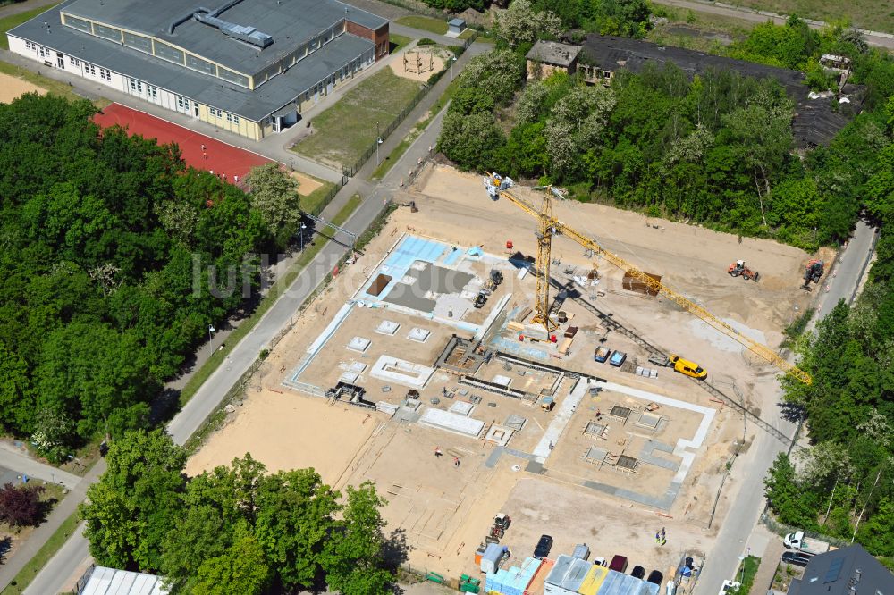 Luftaufnahme Werneuchen - Baustelle zum Neubau des Schulgebäudes Grundschule Im Rosenpark in Werneuchen im Bundesland Brandenburg, Deutschland