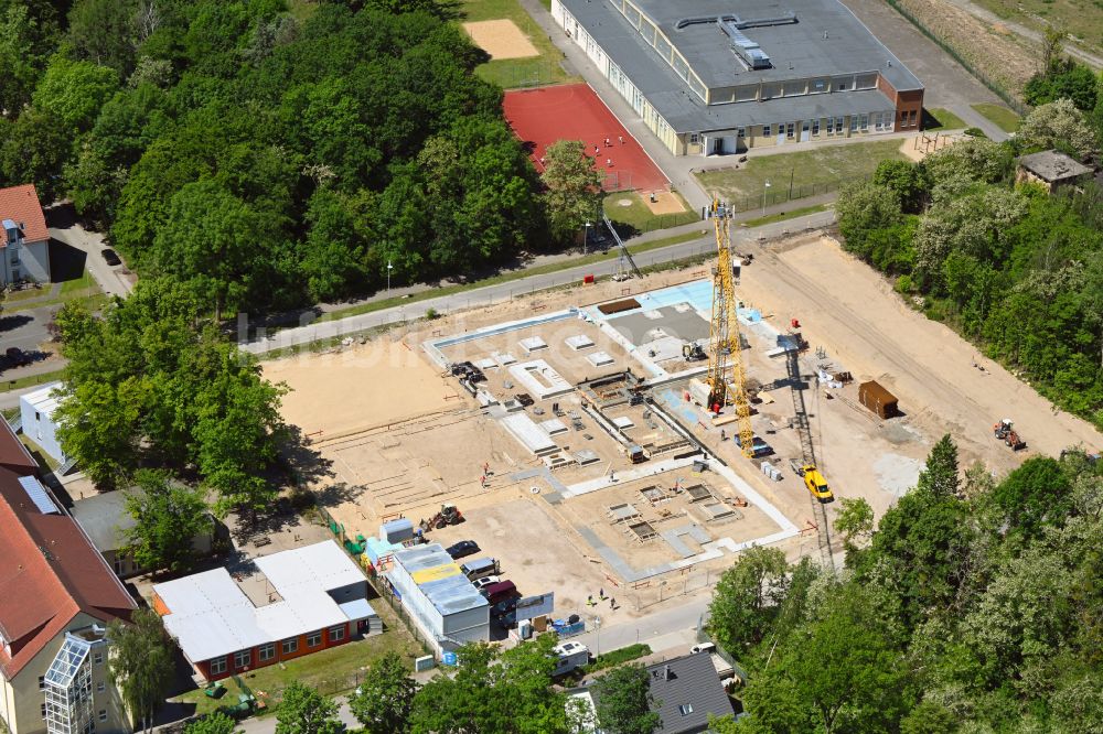 Werneuchen von oben - Baustelle zum Neubau des Schulgebäudes Grundschule Im Rosenpark in Werneuchen im Bundesland Brandenburg, Deutschland