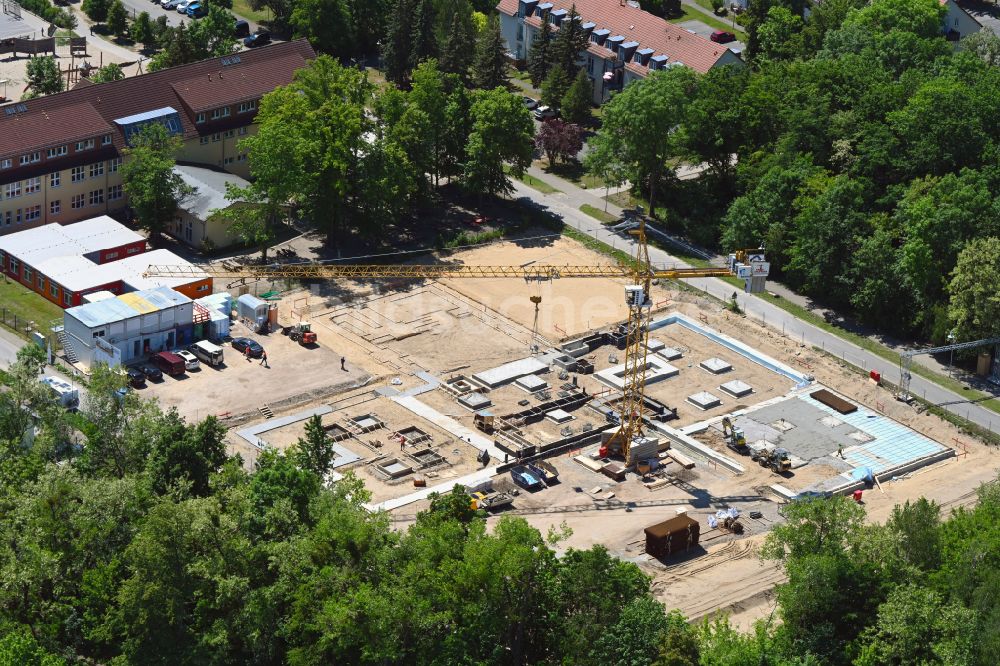 Werneuchen aus der Vogelperspektive: Baustelle zum Neubau des Schulgebäudes Grundschule Im Rosenpark in Werneuchen im Bundesland Brandenburg, Deutschland