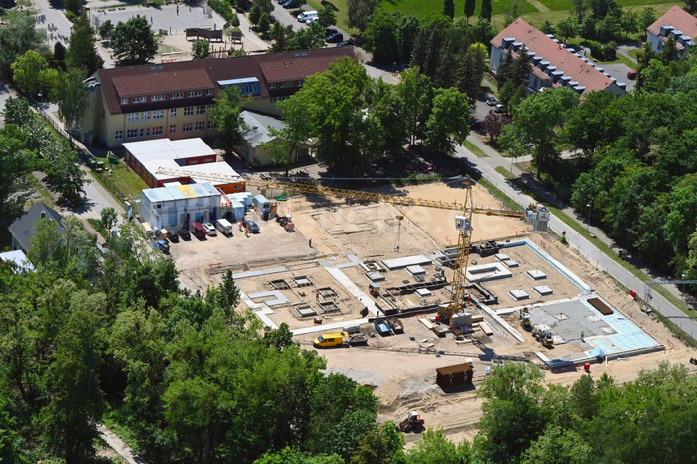 Luftbild Werneuchen - Baustelle zum Neubau des Schulgebäudes Grundschule Im Rosenpark in Werneuchen im Bundesland Brandenburg, Deutschland