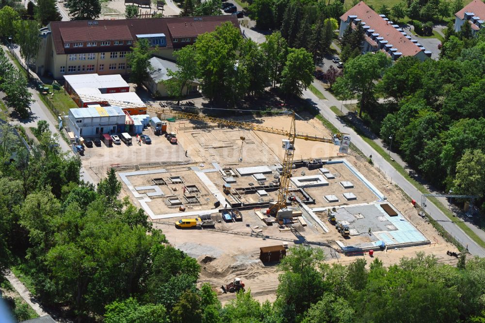 Luftaufnahme Werneuchen - Baustelle zum Neubau des Schulgebäudes Grundschule Im Rosenpark in Werneuchen im Bundesland Brandenburg, Deutschland