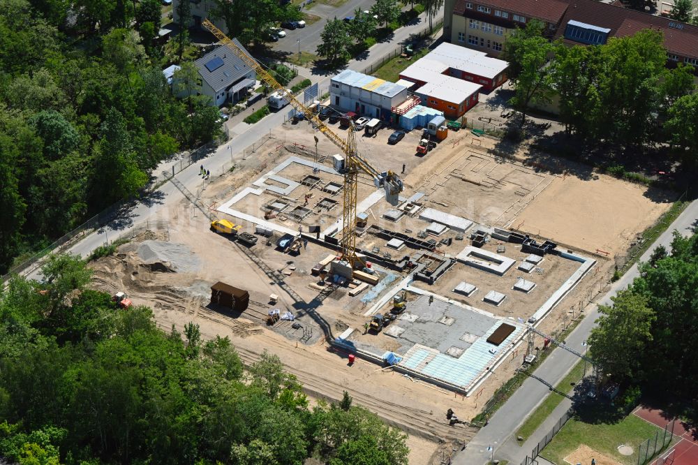 Werneuchen von oben - Baustelle zum Neubau des Schulgebäudes Grundschule Im Rosenpark in Werneuchen im Bundesland Brandenburg, Deutschland