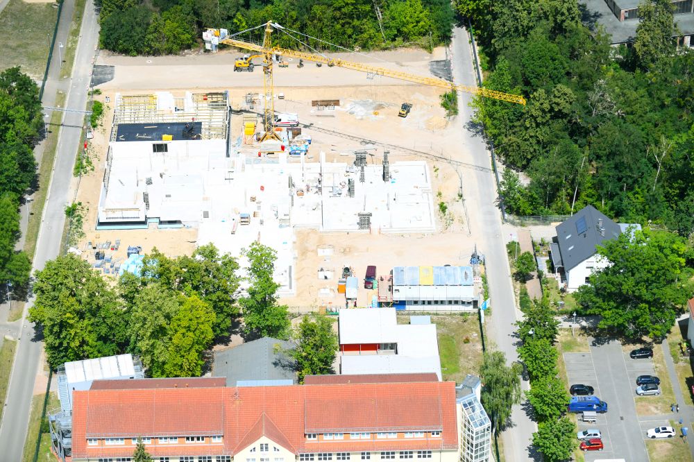 Werneuchen von oben - Baustelle zum Neubau des Schulgebäudes Grundschule Im Rosenpark in Werneuchen im Bundesland Brandenburg, Deutschland