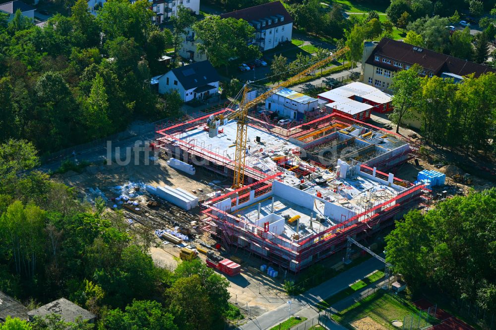 Werneuchen aus der Vogelperspektive: Baustelle zum Neubau des Schulgebäudes Grundschule Im Rosenpark in Werneuchen im Bundesland Brandenburg, Deutschland