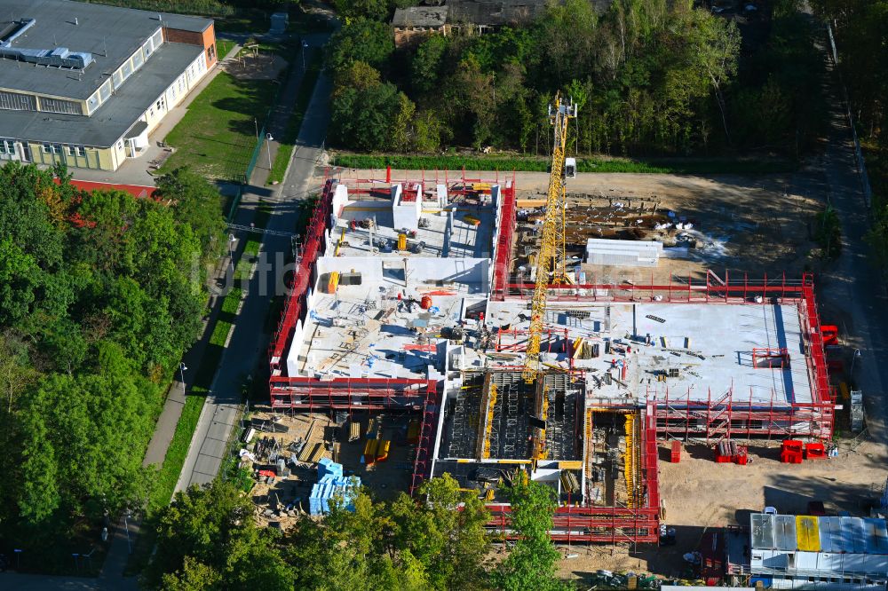 Werneuchen von oben - Baustelle zum Neubau des Schulgebäudes Grundschule Im Rosenpark in Werneuchen im Bundesland Brandenburg, Deutschland