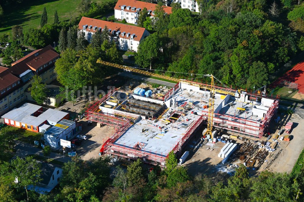 Luftbild Werneuchen - Baustelle zum Neubau des Schulgebäudes Grundschule Im Rosenpark in Werneuchen im Bundesland Brandenburg, Deutschland