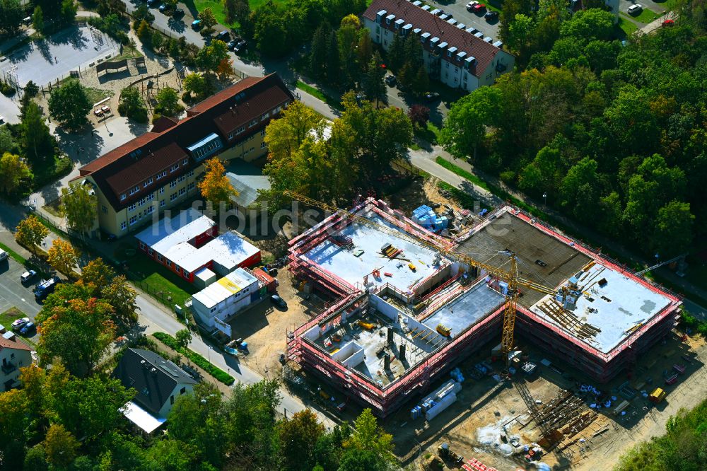 Luftaufnahme Werneuchen - Baustelle zum Neubau des Schulgebäudes Grundschule Im Rosenpark in Werneuchen im Bundesland Brandenburg, Deutschland