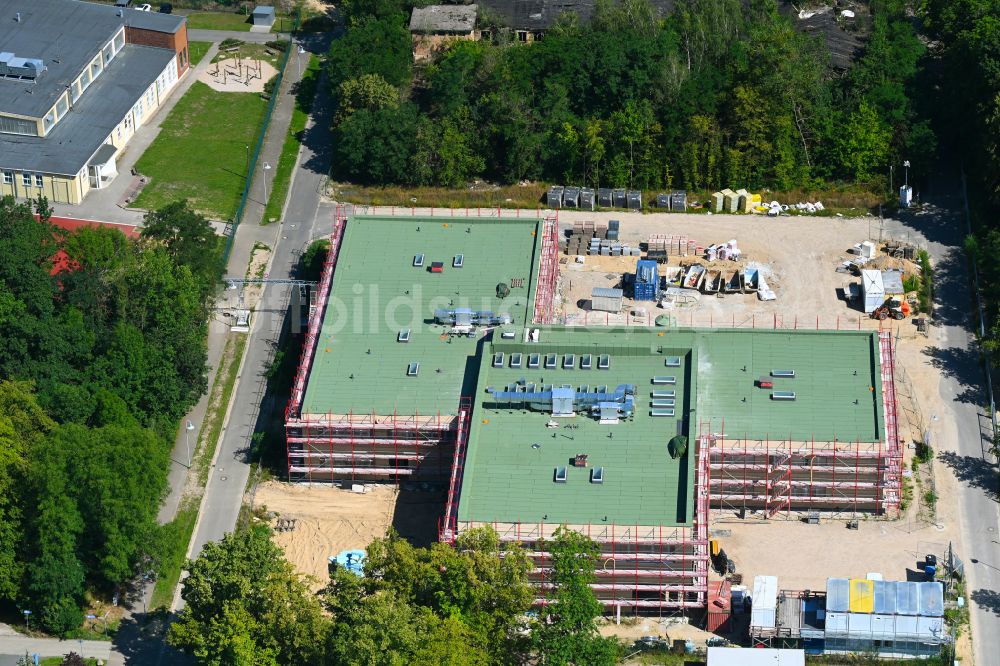 Luftaufnahme Werneuchen - Baustelle zum Neubau des Schulgebäudes Grundschule Im Rosenpark in Werneuchen im Bundesland Brandenburg, Deutschland