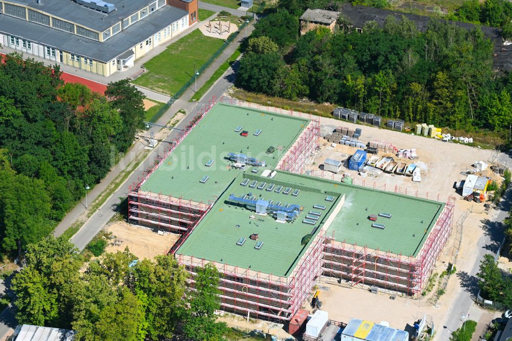 Werneuchen von oben - Baustelle zum Neubau des Schulgebäudes Grundschule Im Rosenpark in Werneuchen im Bundesland Brandenburg, Deutschland