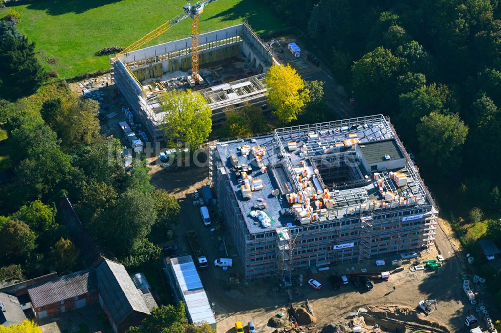 Luftaufnahme Berlin - Baustelle zum Neubau des Schulgebäudes Grundschule unter den Bäumen im Ortsteil Blankenburg in Berlin, Deutschland