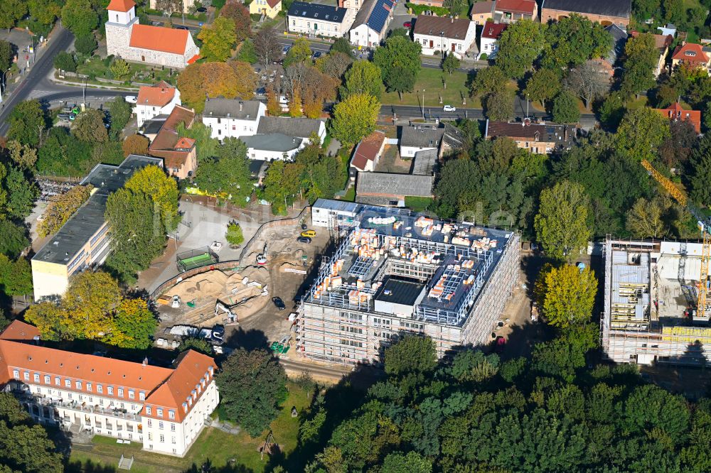 Berlin von oben - Baustelle zum Neubau des Schulgebäudes Grundschule unter den Bäumen im Ortsteil Blankenburg in Berlin, Deutschland