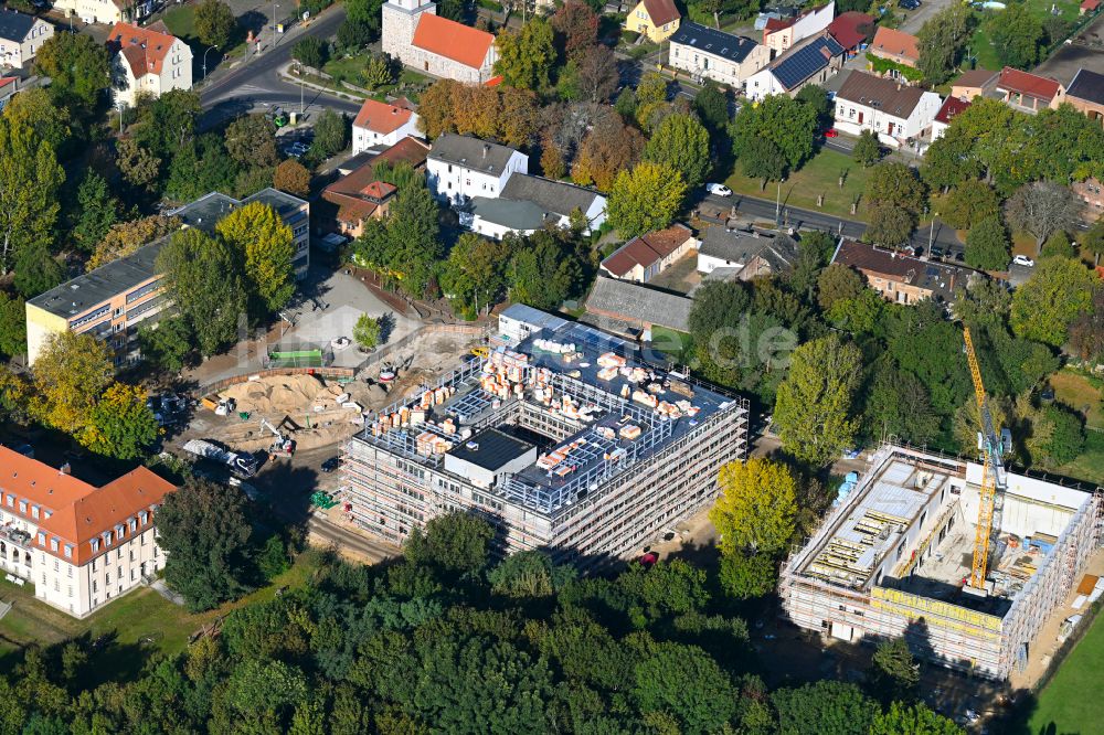 Berlin aus der Vogelperspektive: Baustelle zum Neubau des Schulgebäudes Grundschule unter den Bäumen im Ortsteil Blankenburg in Berlin, Deutschland