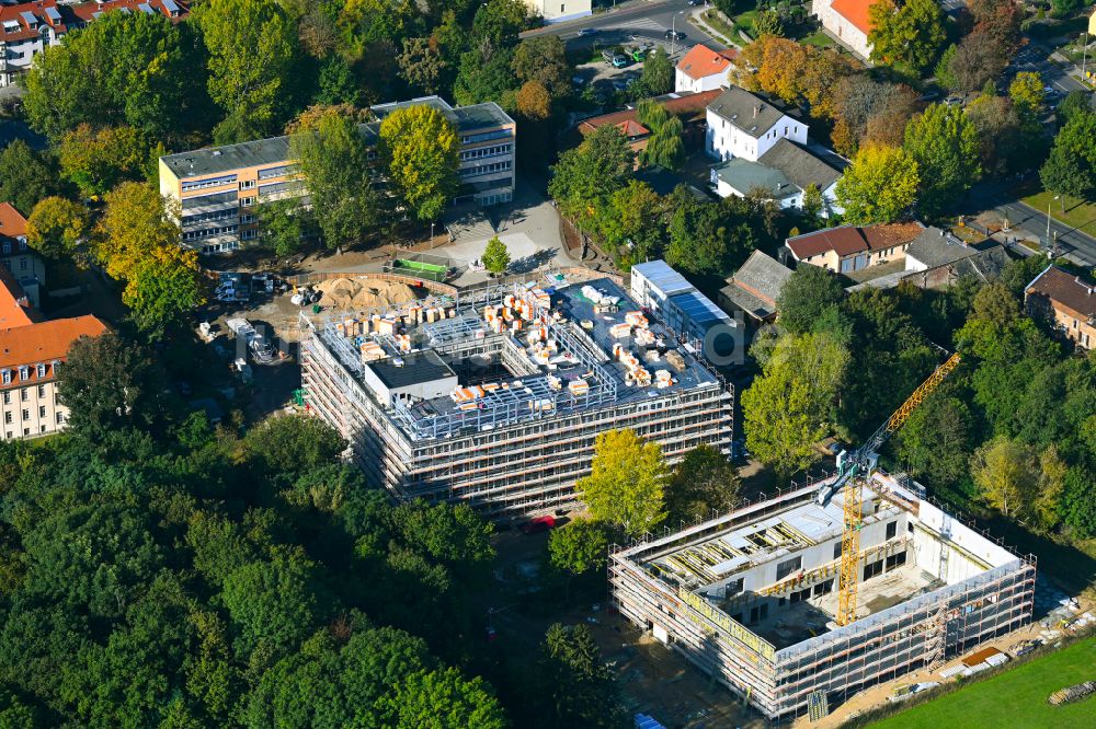 Luftbild Berlin - Baustelle zum Neubau des Schulgebäudes Grundschule unter den Bäumen im Ortsteil Blankenburg in Berlin, Deutschland