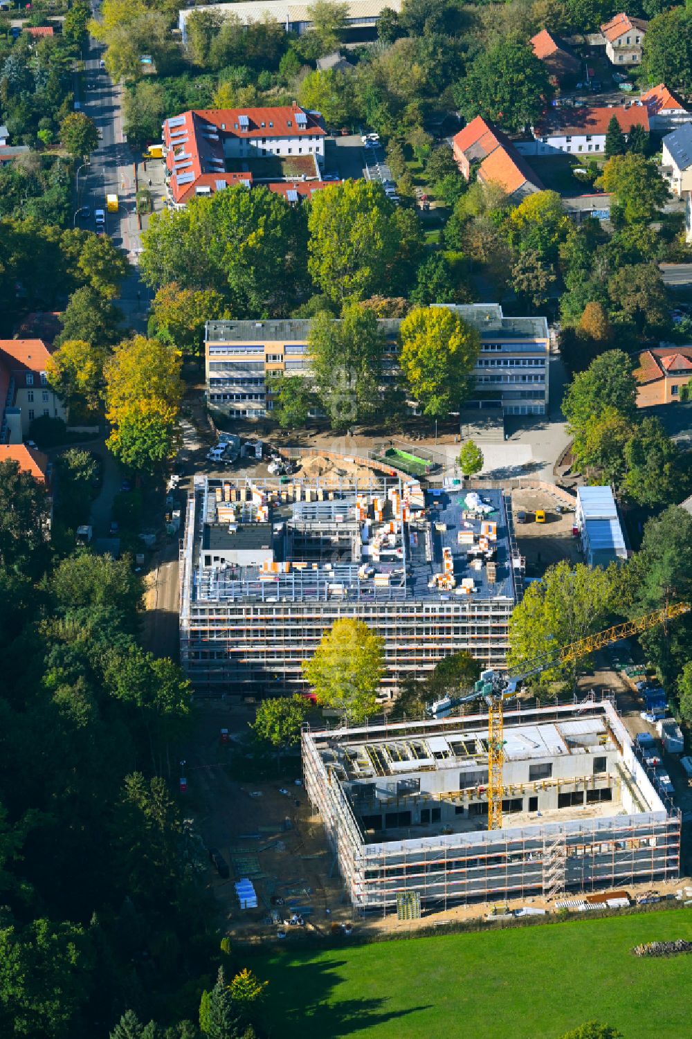 Luftaufnahme Berlin - Baustelle zum Neubau des Schulgebäudes Grundschule unter den Bäumen im Ortsteil Blankenburg in Berlin, Deutschland