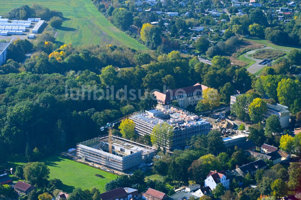 Berlin von oben - Baustelle zum Neubau des Schulgebäudes Grundschule unter den Bäumen im Ortsteil Blankenburg in Berlin, Deutschland