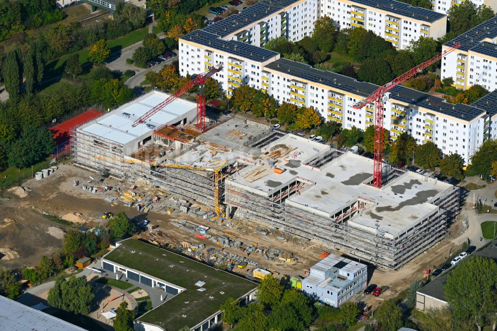 Berlin aus der Vogelperspektive: Baustelle zum Neubau des Schulgebäudes Gymnasium mit Sporthalle im Ortsteil Hellersdorf in Berlin, Deutschland