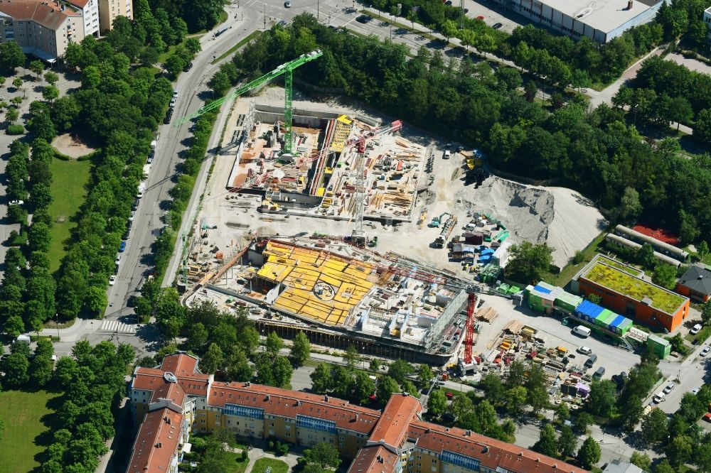 Luftaufnahme München - Baustelle zum Neubau des Schulgebäudes an der Heidemannstraße in München im Bundesland Bayern, Deutschland