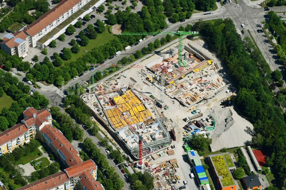 München aus der Vogelperspektive: Baustelle zum Neubau des Schulgebäudes an der Heidemannstraße in München im Bundesland Bayern, Deutschland