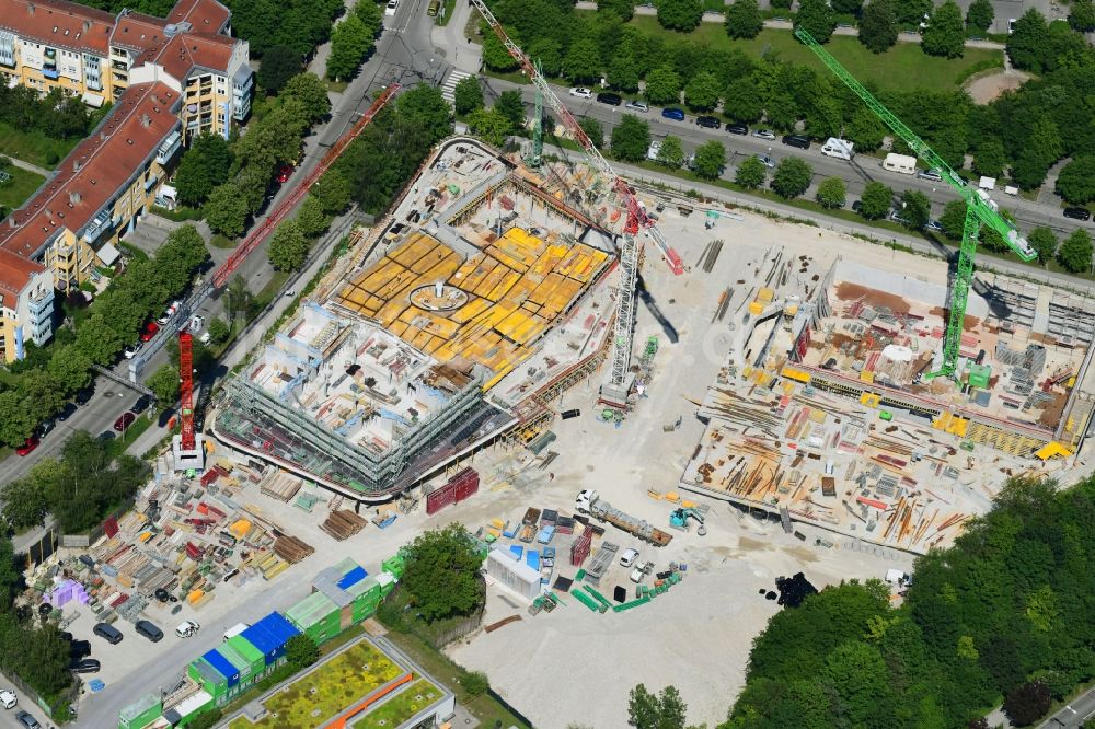 Luftaufnahme München - Baustelle zum Neubau des Schulgebäudes an der Heidemannstraße in München im Bundesland Bayern, Deutschland