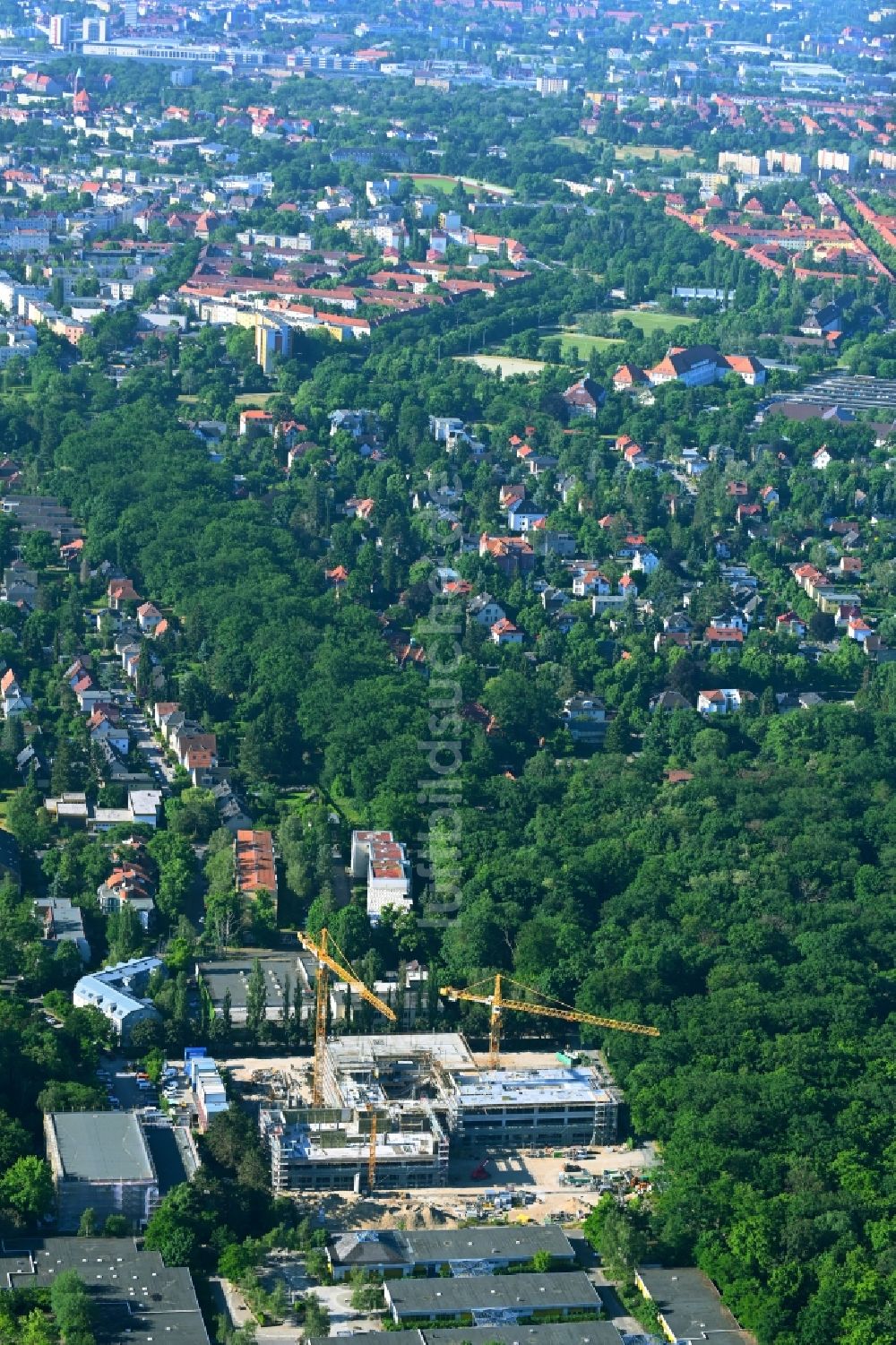 Luftbild Berlin - Baustelle zum Neubau des Schulgebäudes der Heinrich-Böll-Oberschule Am Forstacker im Ortsteil Hakenfelde in Berlin, Deutschland