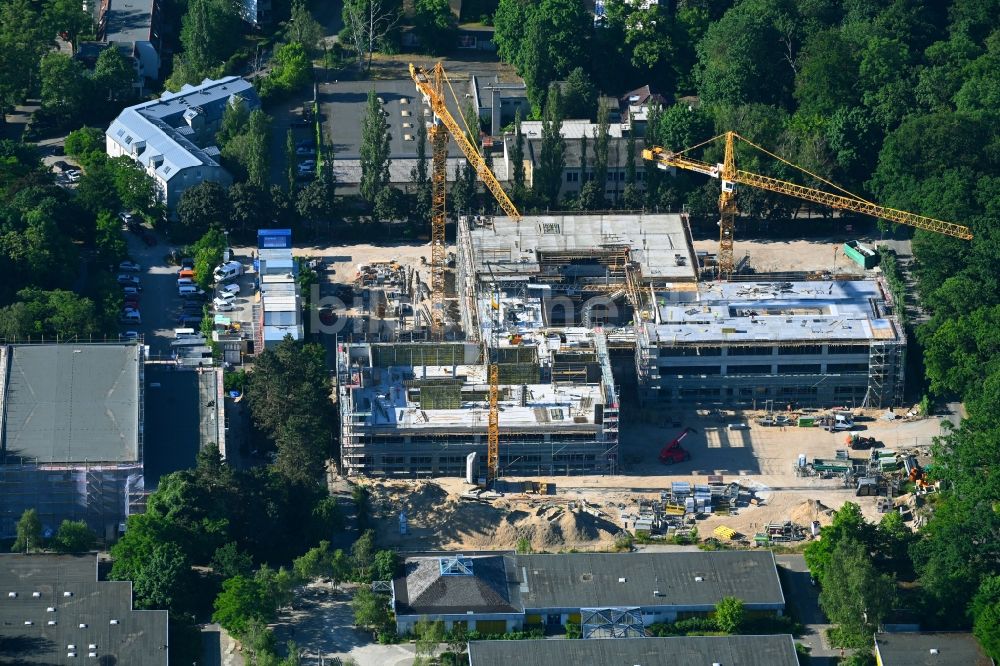 Luftaufnahme Berlin - Baustelle zum Neubau des Schulgebäudes der Heinrich-Böll-Oberschule Am Forstacker im Ortsteil Hakenfelde in Berlin, Deutschland