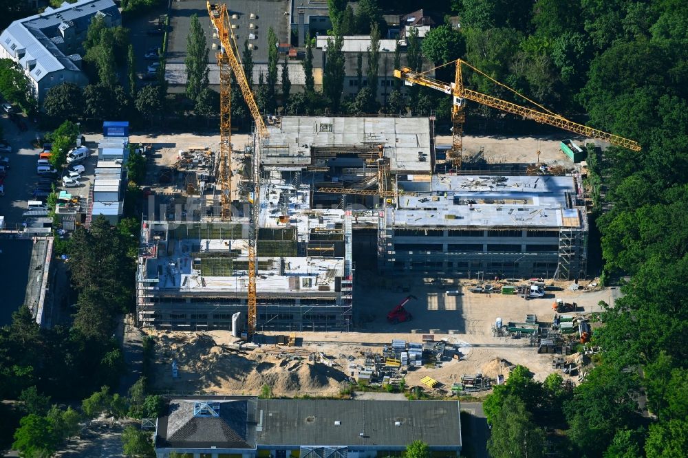 Berlin von oben - Baustelle zum Neubau des Schulgebäudes der Heinrich-Böll-Oberschule Am Forstacker im Ortsteil Hakenfelde in Berlin, Deutschland