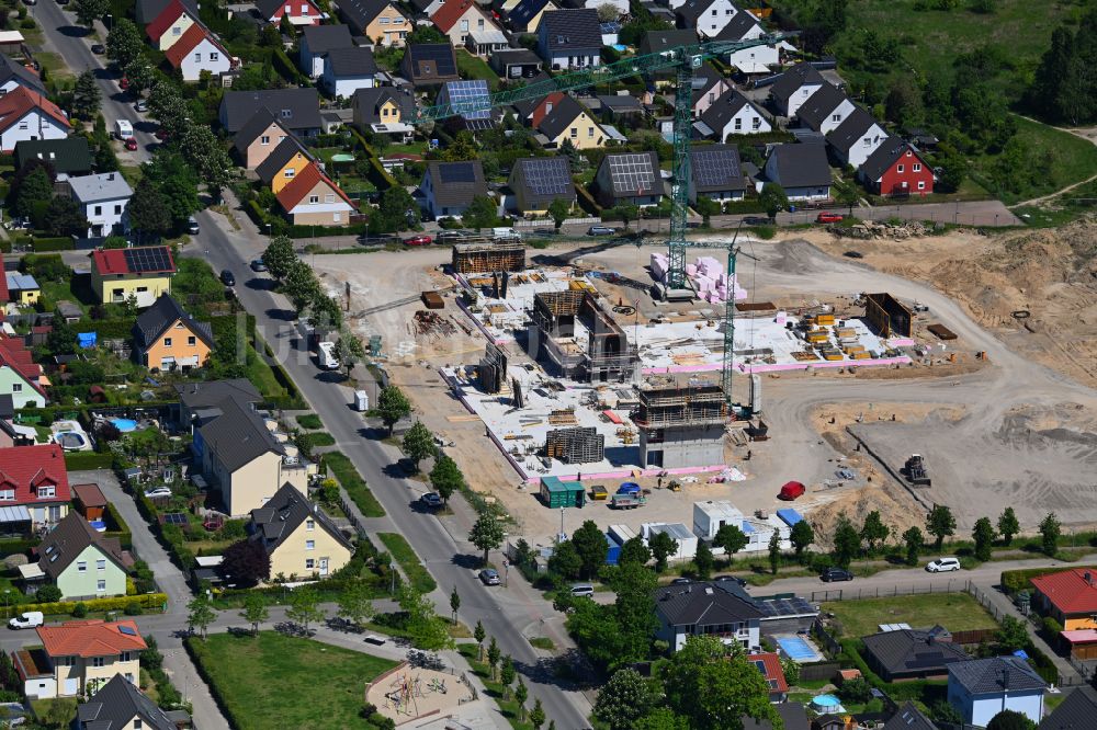 Luftbild Berlin - Baustelle zum Neubau des Schulgebäudes ISS Landsberger Straße - Bisamstraße im Ortsteil Mahlsdorf in Berlin, Deutschland