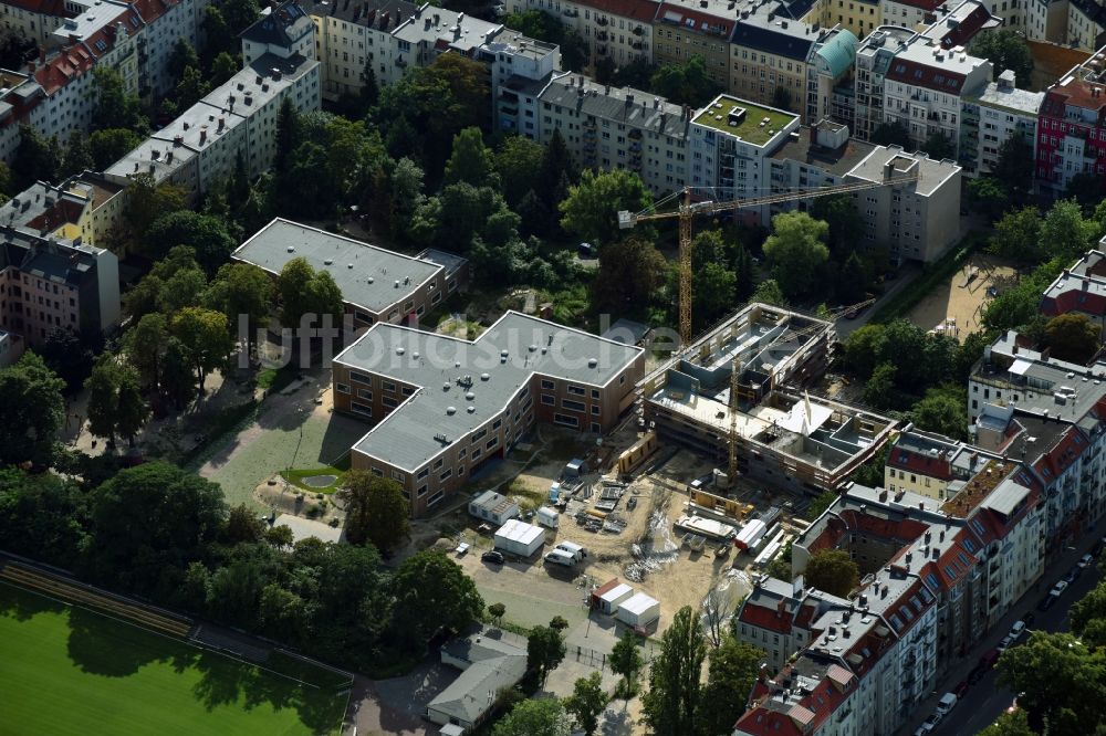 Berlin aus der Vogelperspektive: Baustelle zum Neubau des Schulgebäudes der Johannes-Schule Berlin an der Monumentenstraße in Berlin, Deutschland