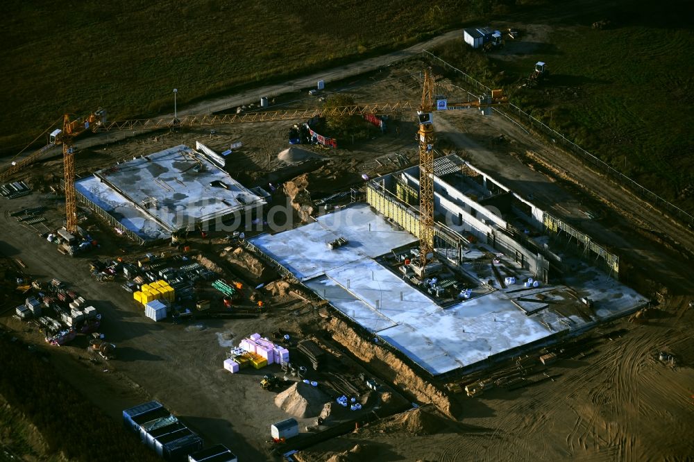 Luftaufnahme Werder (Havel) - Baustelle zum Neubau des Schulgebäudes an der Klaistower Straße - Elisabethstraße in Werder (Havel) im Bundesland Brandenburg, Deutschland