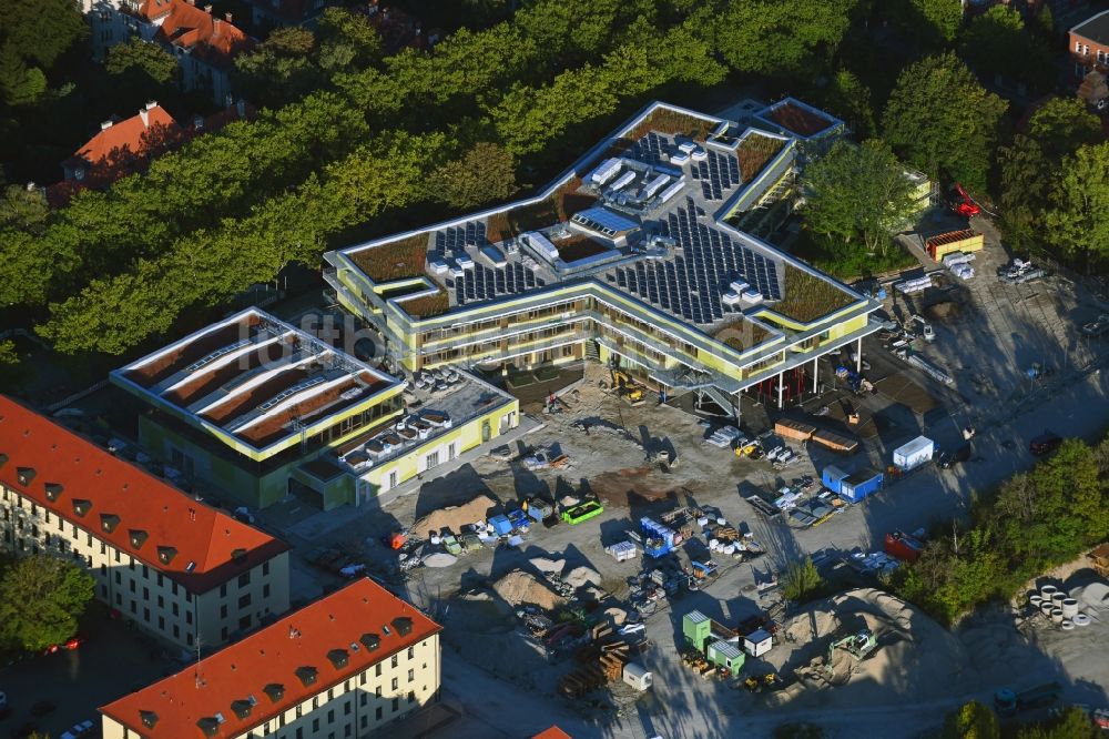 München von oben - Baustelle zum Neubau des Schulgebäudes im Kreativquartier in München im Bundesland Bayern, Deutschland