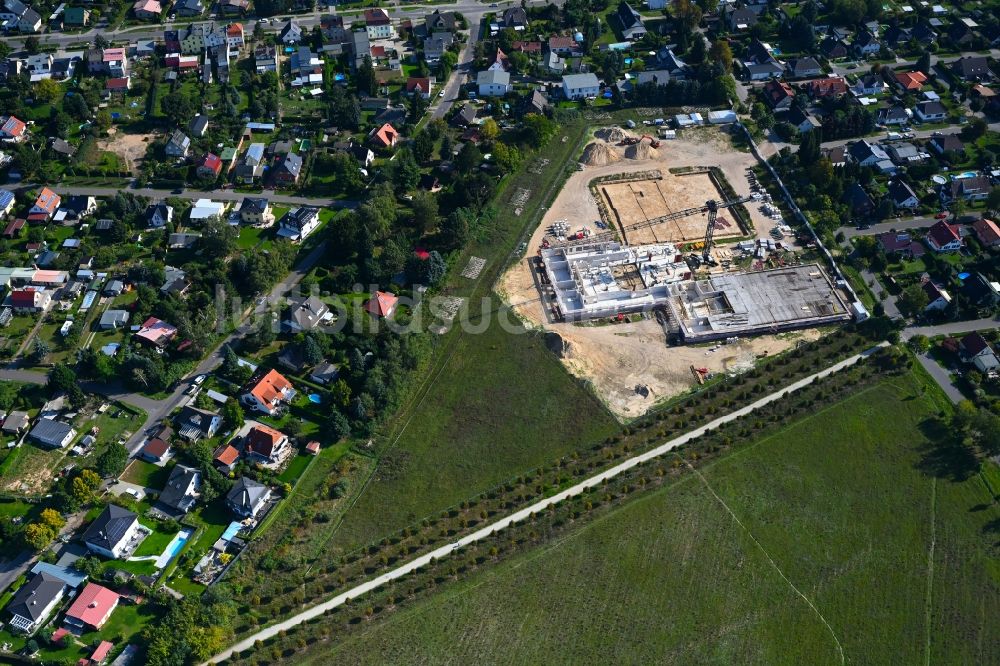 Luftaufnahme Fredersdorf-Vogelsdorf - Baustelle zum Neubau des Schulgebäudes an der Landstraße - Lenbachstraße in Fredersdorf-Vogelsdorf im Bundesland Brandenburg, Deutschland