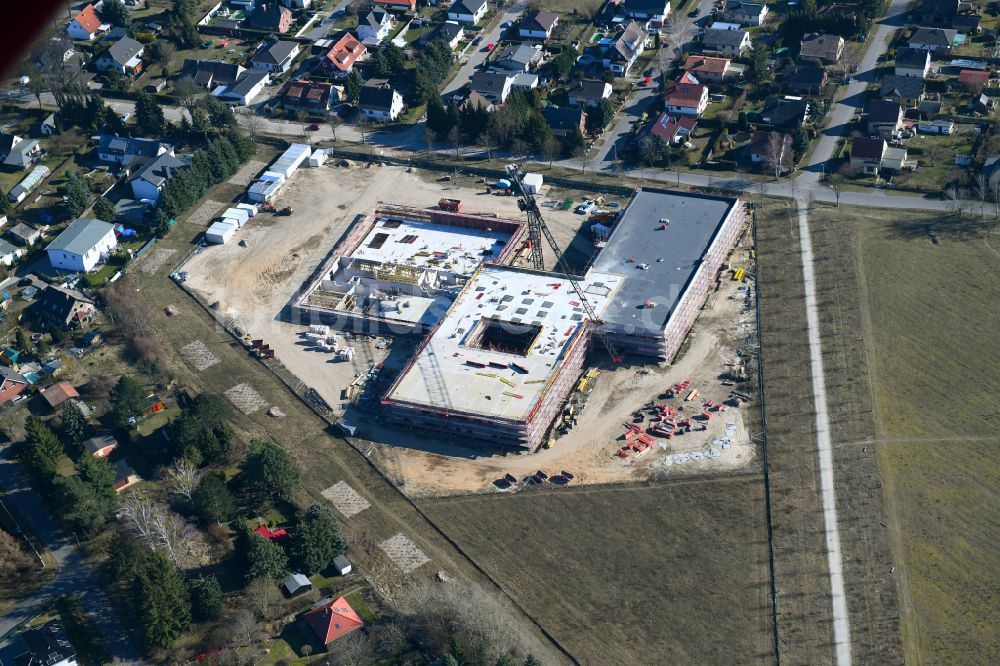 Fredersdorf-Vogelsdorf von oben - Baustelle zum Neubau des Schulgebäudes an der Landstraße - Lenbachstraße in Fredersdorf-Vogelsdorf im Bundesland Brandenburg, Deutschland