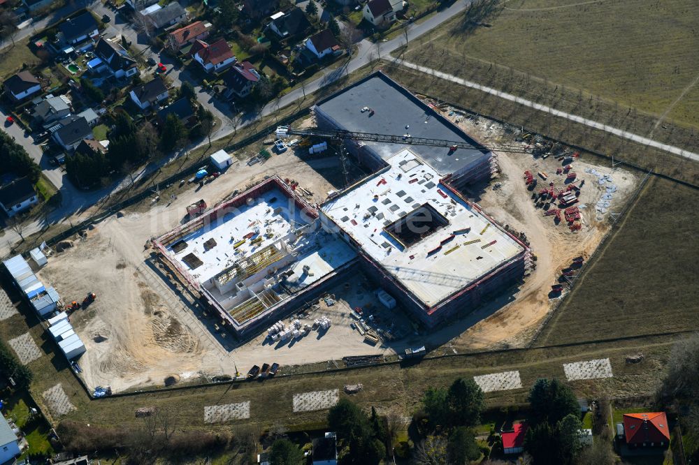 Luftbild Fredersdorf-Vogelsdorf - Baustelle zum Neubau des Schulgebäudes an der Landstraße - Lenbachstraße in Fredersdorf-Vogelsdorf im Bundesland Brandenburg, Deutschland